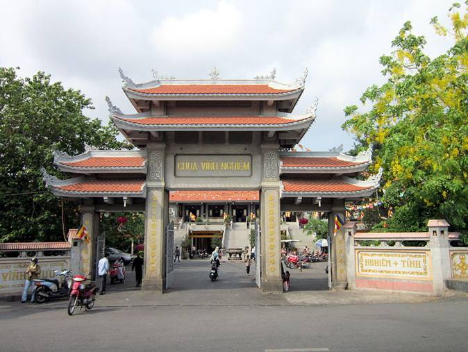 Cổng chùa Vĩnh Nghiêm.jpg