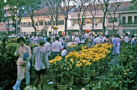 Chợ hoa Nguyễn Huệ (circa 1966-7). Nguồn: flickr.com